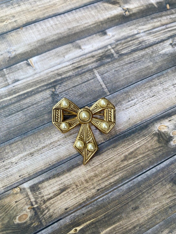 Gorgeous vintage bow brooch with faux pearls gold… - image 2