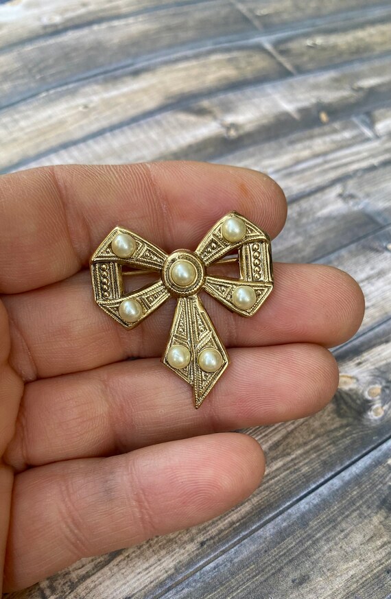 Gorgeous vintage bow brooch with faux pearls gold… - image 5