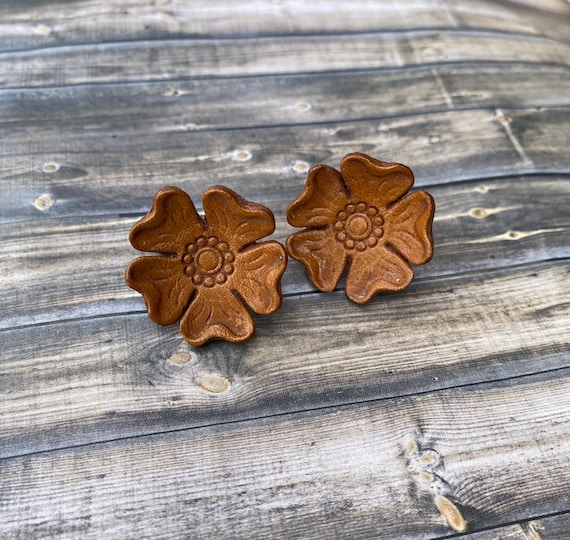 Pretty vintage carved leather flower screw back e… - image 1