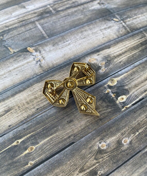 Gorgeous vintage bow brooch with faux pearls gold… - image 3