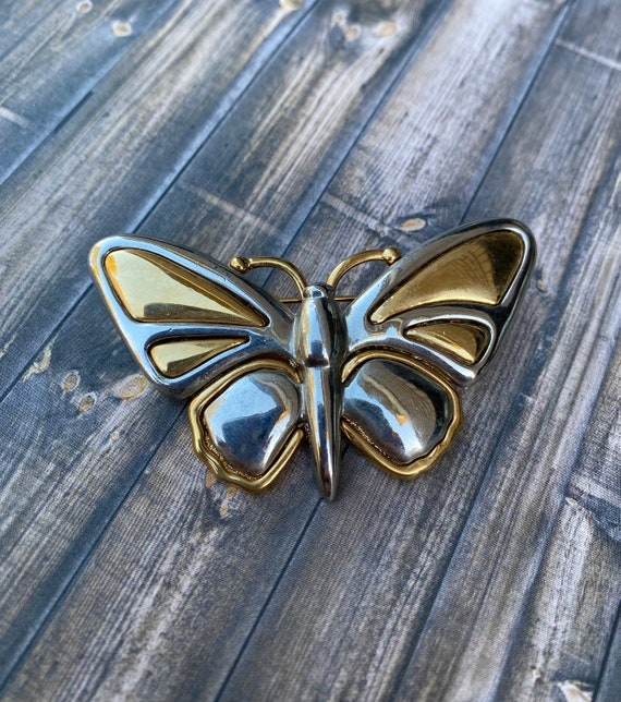 Beautiful Liz Claiborne butterfly brooch in gold … - image 1