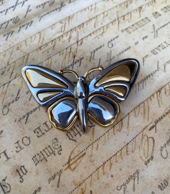 Beautiful Liz Claiborne butterfly brooch in gold … - image 3