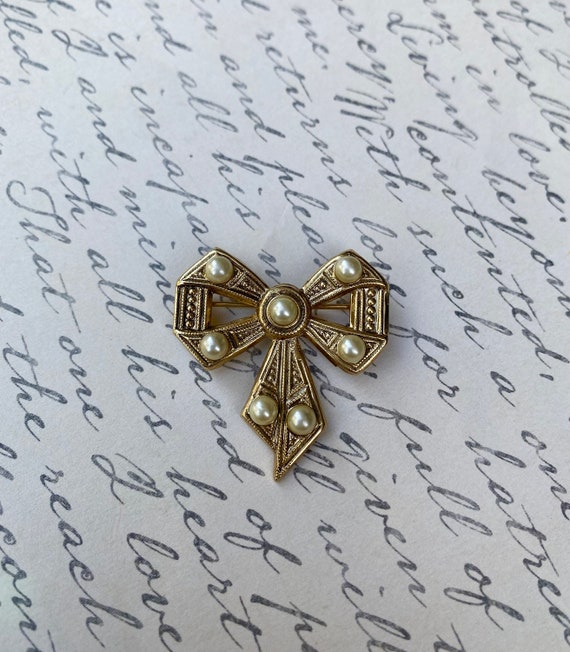 Gorgeous vintage bow brooch with faux pearls gold… - image 6