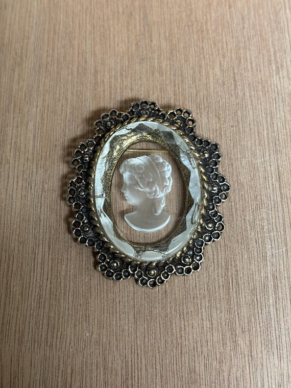Stunning large carved glass silhouette carved cameo brooch