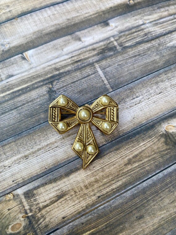 Gorgeous vintage bow brooch with faux pearls gold… - image 1