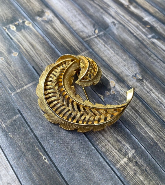 Gorgeous vintage gold tone feather brooch brushed… - image 5