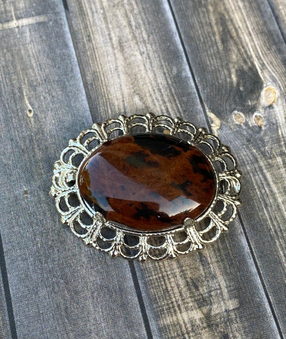 Pretty vintage brown jade like stone cab brooch in