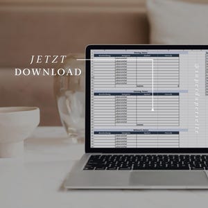 Puede incluir: Un portátil muestra una hoja de cálculo con columnas como 'Beschreibung', 'Kategorie', 'Kaufart' y 'Preis'. El texto 'JETZT DOWNLOAD' está a la izquierda. El nombre de usuario '@superduperseite' es visible a la derecha.