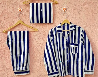 Könnte beinhalten: Ein Pyjama-Set bestehend aus einem langärmeligen Hemd mit Knopfleiste und Brusttasche sowie einer passenden Hose, beide mit vertikalem marineblau-weißem Streifenmuster. Ein Schild darüber trägt die Aufschrift ETSY SHOP SEHANDICRAFTS.