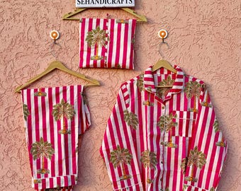 Könnte beinhalten: Ein Pyjama-Set bestehend aus einem langärmeligen Hemd mit Knopfleiste und passender Hose, beide mit weiß-pinken vertikalen Streifen und einem grünen Palmenmuster. Ein gefaltetes Stoffstück zeigt den Text ETSY SHOP SEHANDICRAFTS.