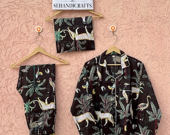Könnte beinhalten: Ein schwarzer Schlafanzug bestehend aus einem langärmeligen Hemd mit Knopfleiste und passender Hose mit einem durchgehenden Muster aus Leoparden und tropischem Blattwerk. Ein Schild zeigt ETSY SHOP SEHANDICRAFTS. Der Stoff hat weiße Paspeln.