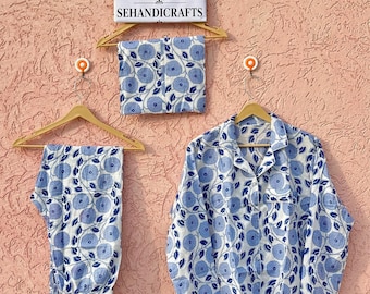 Könnte beinhalten: Ein Pyjama-Set bestehend aus einem langärmeligen Hemd mit Knopfleiste und passender Hose, mit blauem Blumenmuster auf weißem Grund. Ein gefaltetes Stoffquadrat mit demselben Muster und ein Schild mit der Aufschrift ETSY SHOP SEHANDICRAFTS sind dabei.