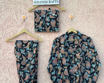 Könnte beinhalten: Ein schwarzer Schlafanzug bestehend aus einem langärmeligen Hemd mit Knopfleiste und einer passenden Hose mit einem bunten Blumen- und Paisley-Muster in Blau-, Orange- und Weißtönen. Ein Schild darüber zeigt ETSY SHOP SEHANDICRAFTS auf weißem Grund.