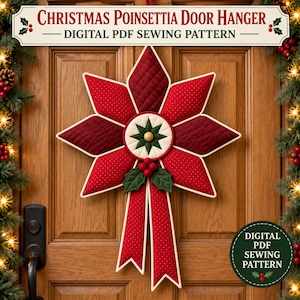 Könnte beinhalten: Ein digitales PDF-Schnittmuster für einen Weihnachts-Weihnachtsstern-Türhänger, bestehend aus einem sternförmigen Stoffornament mit roten gesteppten Blütenblättern, einem cremefarbenen Mittelkreis, grünen Filz-Stechpalmenblättern und zwei roten Stoffbändern.