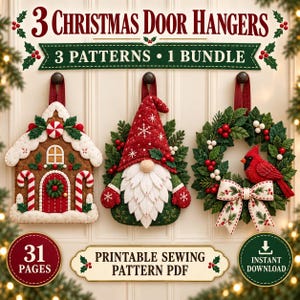Op de afbeelding: Drie kerstdeurhangers met een peperkoekhuisje, een kabouter en een krans met een kardinaalvogel. De tekst luidt 3 CHRISTMAS DOOR HANGERS, 3 PATTERNS 1 BUNDLE, 31 PAGES, PRINTABLE SEWING PATTERN PDF en een INSTANT DOWNLOAD icoon.