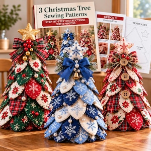 Può includere: Tre decorazioni natalizie in tessuto a forma di albero con petali sovrapposti in rosso, verde e blu, decorate con motivi a fiocco di neve e stella di Natale. Ogni albero è sormontato da una stella e decorato con fiocchi, perline, bottoni e un libro di cartamodelli.