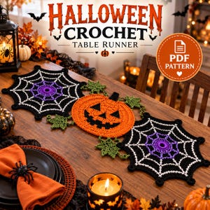 Puede incluir: Un camino de mesa de ganchillo con dos motivos de telaraña negros y morados que flanquean una calabaza naranja central, acentuado con hojas verdes. El texto HALLOWEEN CROCHET TABLE RUNNER y PDF PATTERN aparece sobre el camino de mesa.