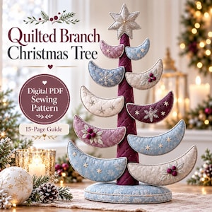 Può includere: Un albero di Natale in tessuto trapuntato con un tronco centrale viola scuro e rami a forma di mezzaluna in tonalità blu, crema e viola. L'albero è sormontato da una stella e presenta ricami di fiocchi di neve e bacche. Il testo recita Quilted Branch Christmas Tree e Digital PDF Sewing Pattern.