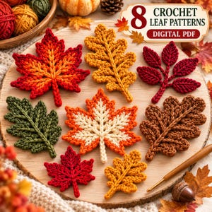 Könnte beinhalten: Eine Sammlung von acht gehäkelten Herbstblättern in Rot, Orange, Gelb und Grün auf einer Holzoberfläche. Ein Etikett in der Ecke zeigt 8 CROCHET LEAF PATTERNS DIGITAL PDF. Die Blätter weisen detaillierte Texturen und verschiedene Formen auf.