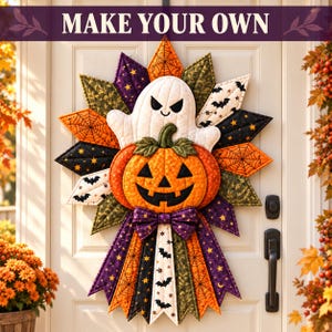 Puede incluir: Un adorno de pared acolchado para Halloween con una calabaza naranja y un fantasma blanco en el centro, rodeados de puntas de tela en forma de estrella en naranja, negro, morado y verde con patrones de telarañas y murciélagos. Texto MAKE YOUR OWN.