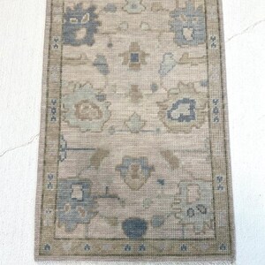 Handgeknüpfter, moderner Oushak-Teppich, dezenter, neutraler Teppich mit blauen und grünen Akzenten, handgefertigter Wollteppich für das Wohnzimmer, großes, individuelles türkisches Design Bild 7