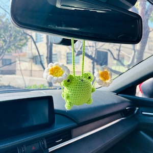 Handmade Crochet Frog Daisy Charm Amigurumi Frog Hanging Ornament Rearview Mirror Accessory Car Interior Decor Gift for Drivers