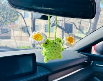 Handmade Crochet Frog Daisy Charm Amigurumi Frog Hanging Ornament Rearview Mirror Accessory Car Interior Decor Gift for Drivers