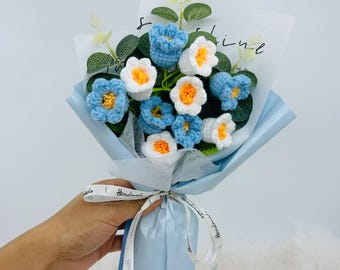 Ramo de lirios del valle de ganchillo hecho a mano, flores de punto azules y blancas con eucalipto, regalo de Forever Flower, decoración del hogar