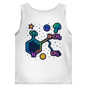 Könnte beinhalten: Weißes Tanktop mit einem farbenfrohen Grafikdesign einer chemischen Struktur vor einem Sternenhintergrund. Das Design beinhaltet einen Stern, ein Friedenszeichen, einen Pilz und ein Smiley. Die chemische Struktur trägt die Aufschrift "CH3" und "N-CH3".