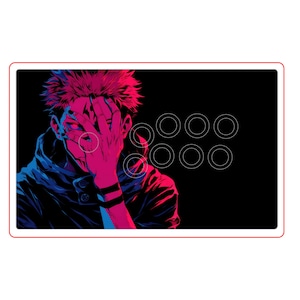 Puede incluir: Un mando arcade negro y rojo con una ilustración estilizada de un personaje con reflejos rojos y azules. El personaje se cubre la cara. Círculos blancos están dispuestos en el lado derecho.