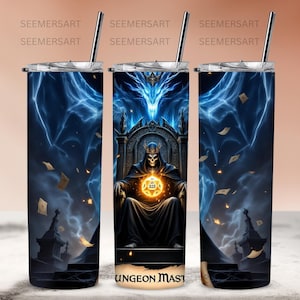 Puede incluir: Vaso de acero inoxidable con un diseño de fantasía. La obra presenta una figura esquelética en un trono, sosteniendo un dado D20 brillante, con un fondo de rayos azules. El texto "DUNGEON MASTER" está en la parte inferior.