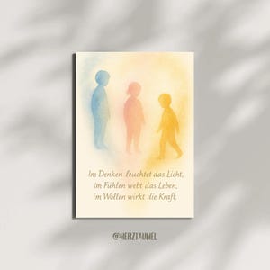 Waldorf-inspirierte Karte „Im Denken leuchtet das Licht…“ – Drei Kinder als Sinnbild für Denken, Fühlen, Wollen