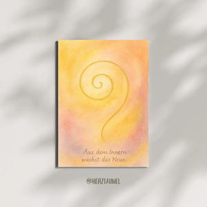 Waldorfinspirierte Karte „Aus dem Innern wächst das Neue“ – goldene Spirale auf Aquarellhintergrund, spirituelle Inspirationskarte