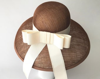 Brauner Strohhut mit Schleife, klassisch eleganter Hut, Kentucky Derby Hut, Hochzeitshut, Kirchenhut, SOFORT LIEFERBAR!