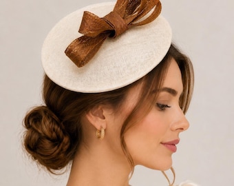 Elfenbensfärgad & brun fascinatorhatt, bröllopsgäst cocktailfascinator rosett, elegant Kentucky Derby-hatt, Royal Ascot-huvudbonad, tebjudningsfascinator