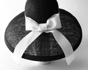 Schwarzer Hut mit breiter Krempe und weißer Schleife, Audrey Hepburn Stil Hut, klassischer Derby Hut, Hochzeitsgast Hut, Vintage Hut, Kirchenhut