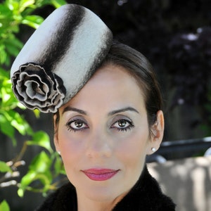 Felt Fascinator Hat | Elegant Felt Cocktail Hat | Minimalist Formal Hat | Wedding Fascinator | Classic Occasion Headpiece bild 2