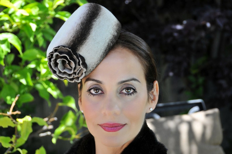 Felt Fascinator Hat | Elegant Felt Cocktail Hat | Minimalist Formal Hat | Wedding Fascinator | Classic Occasion Headpiece bild 2
