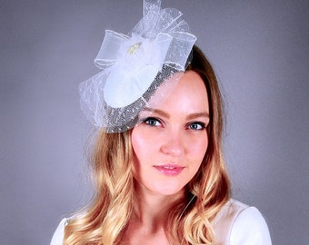 White bridal fascinator, wedding veil with bow, white fascinator, bridal hat, bridal headpiece