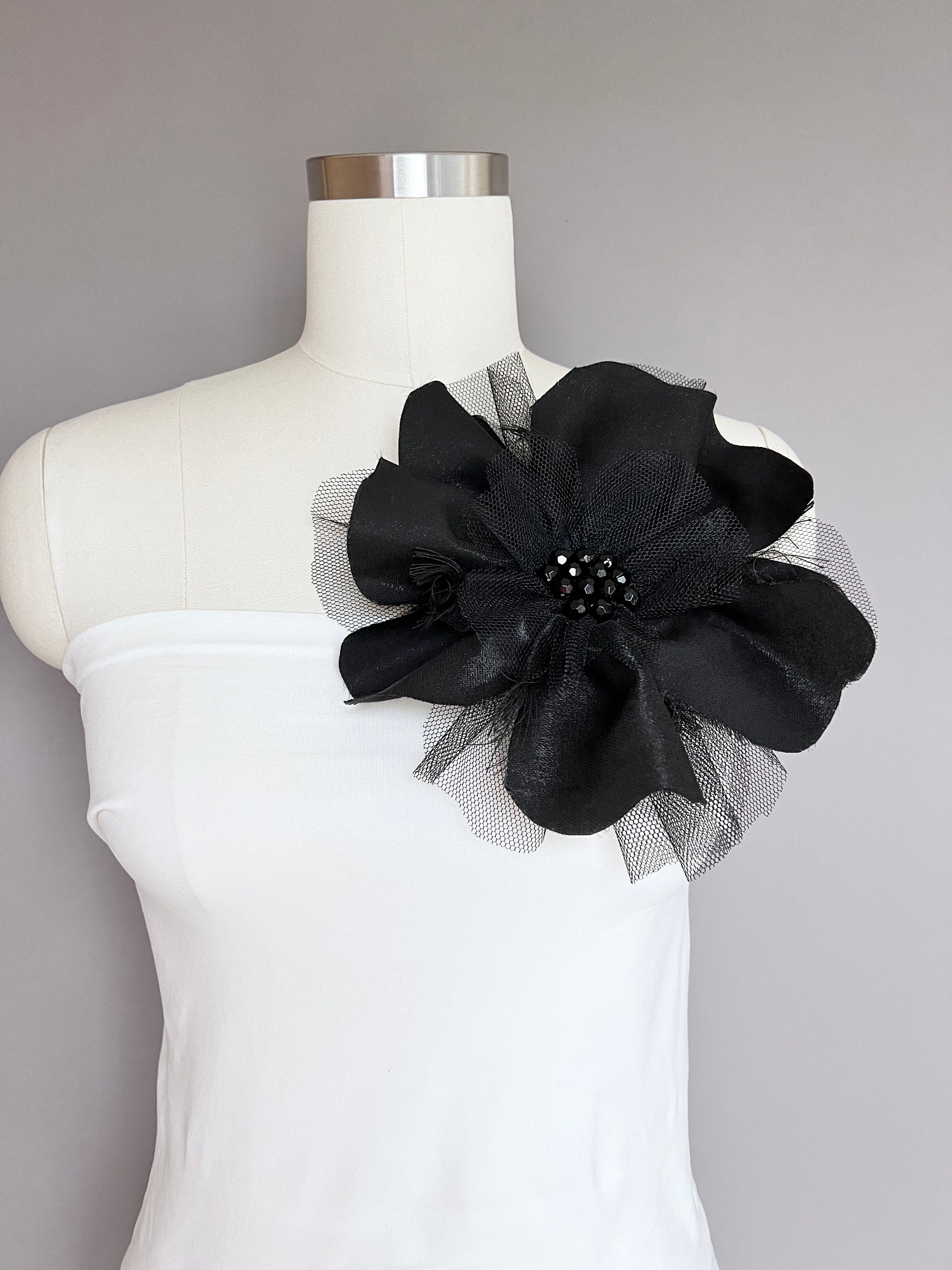 Bigger Flower Pendant - Wavy Black main image 0