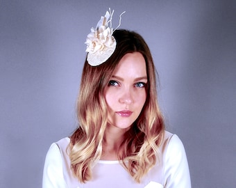 Casque de fleur de soie avec la dentelle délicate, chapeau de mariée, fascinateur de mariage