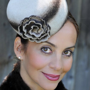 Felt Fascinator Hat | Elegant Felt Cocktail Hat | Minimalist Formal Hat | Wedding Fascinator | Classic Occasion Headpiece bild 3
