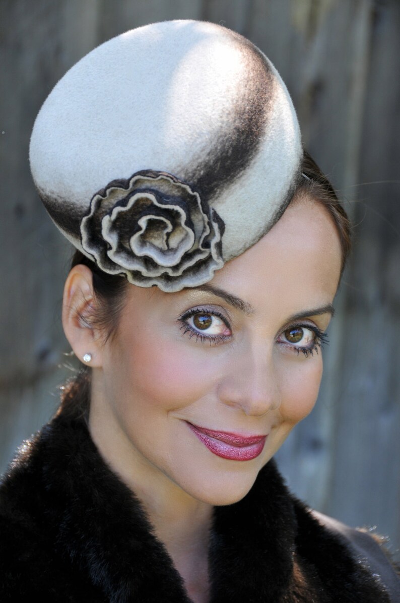 Felt Fascinator Hat | Elegant Felt Cocktail Hat | Minimalist Formal Hat | Wedding Fascinator | Classic Occasion Headpiece bild 3