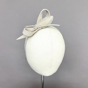 Beige gray fascinator, sculptural felt fascinator, modern bow headband, wedding fascinator, tea party headpiece, ocasion headwear