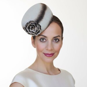 Felt Fascinator Hat | Elegant Felt Cocktail Hat | Minimalist Formal Hat | Wedding Fascinator | Classic Occasion Headpiece bild 9