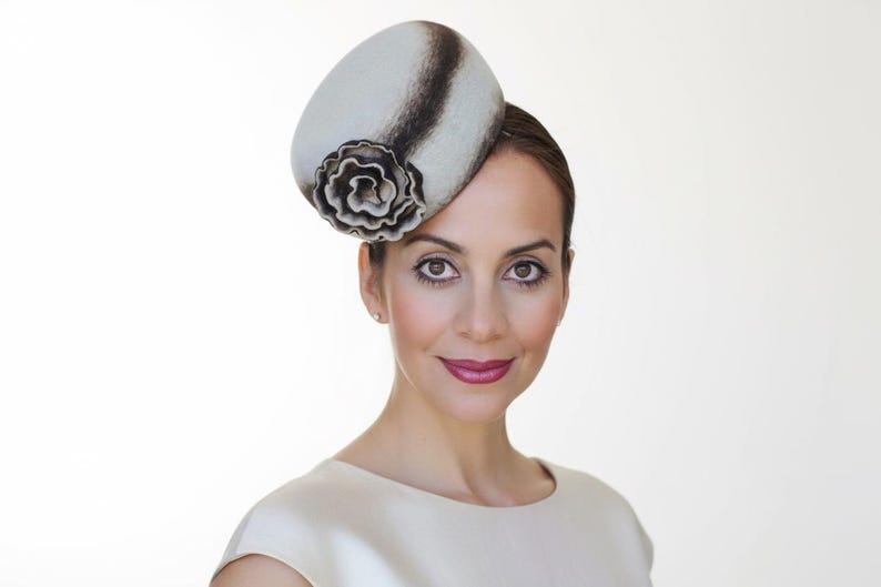 Felt Fascinator Hat | Elegant Felt Cocktail Hat | Minimalist Formal Hat | Wedding Fascinator | Classic Occasion Headpiece bild 9