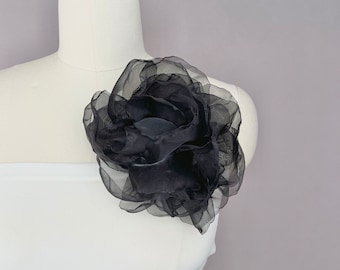 Fleur noire, fleur en mousseline de soie noire, corsage de roses noires, grande fleur en organza, broche fleur en soie, broche fleur en textile, broche de fête
