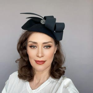 Black Vintage Style Felt Fascinator, Elegant Loop Derby Hat, Wedding Guest Hat, Funeral Hat, Cocktail Hat, Black Church Hat, Formal Headwear