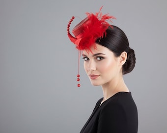 Roter Zylinder, roter Mini-Feder-Hut, Kentucky Derby Fascinator, Royal Ascot Hut, Cocktail Design Hut, Tea-Party Fascinator, Fotoshooting Hut