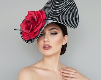 Svartvit randig fascinator med röd ros | Kentucky Derby-hatt | Huvudbonad i statement-stil | Bröllopshatt för kyrkan | Royal Ascot-hatt
